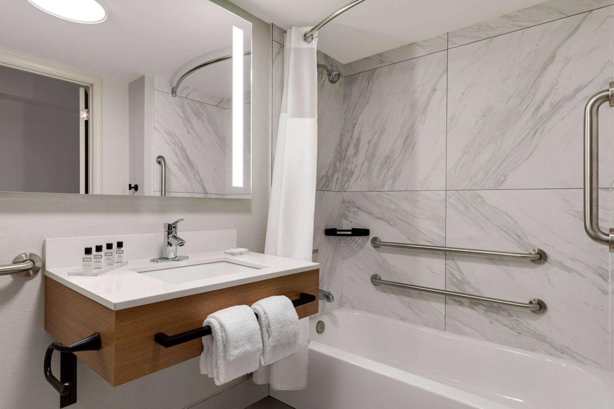 Hotel Wyndham Garden Atlanta Airport à College Park Extérieur photo